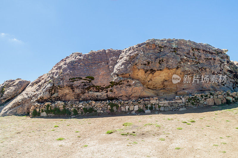 Titi Kharka(美洲狮岩)在Isla del Sol(太阳岛)在Titicaca湖，玻利维亚